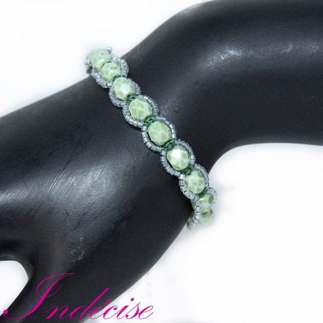 Bracelet ajustable en perles de verre vert clair