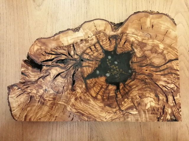 Planche à decouper olivier et résine fleurie