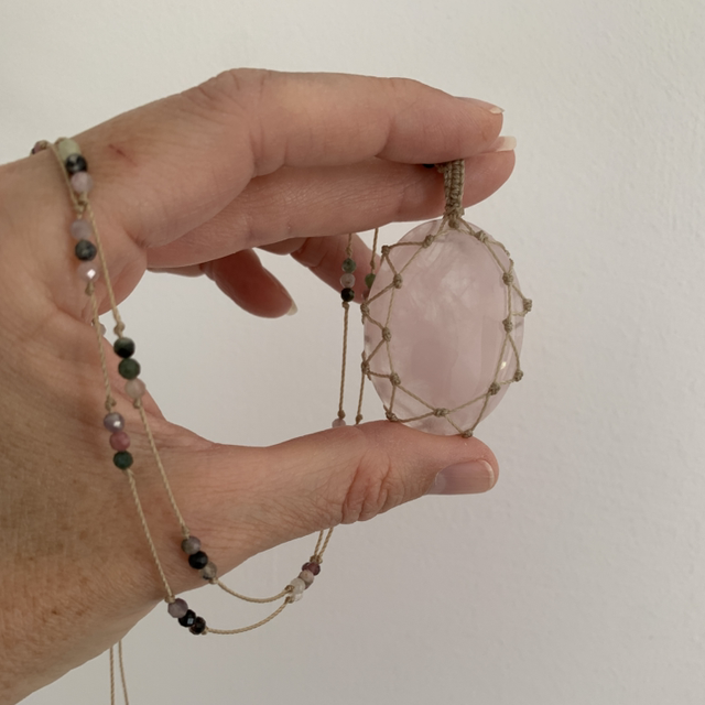 Sautoir, Quartz rose naturel, micro-macramé 