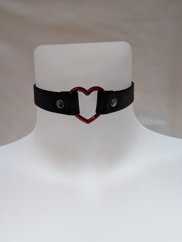 Collier "Saint-Valentin" coeur rouge en sangle enduite.