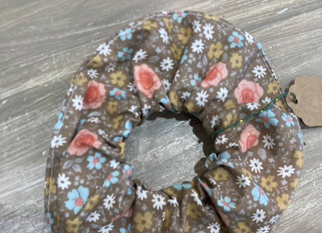 Chouchou marron fleurs bleues et roses 