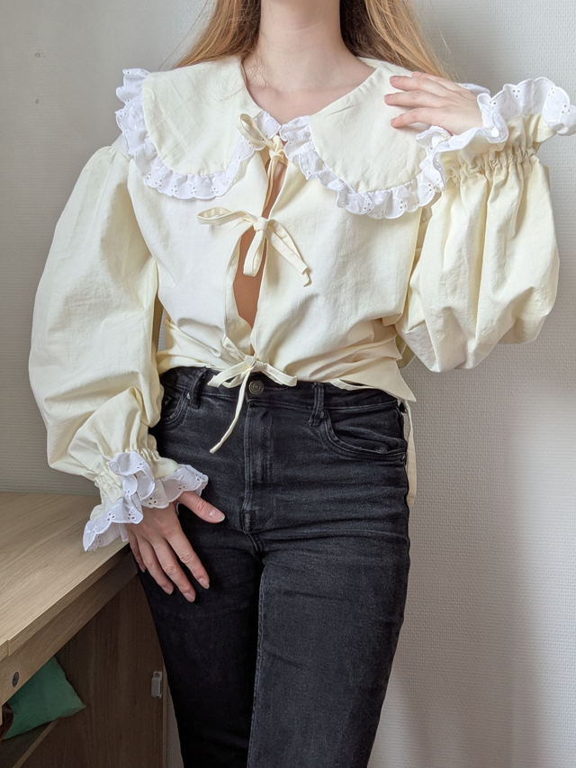 Blouse à grand col claudine