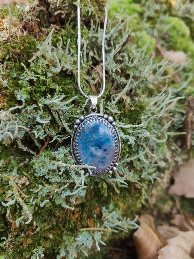 Pendentif Ovale en Argent et Apatite Bleue