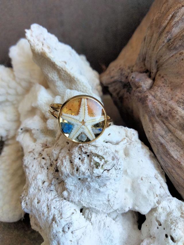 bague réglable forme ronde en laiton couleur or avec insertion d'une étoile de mer