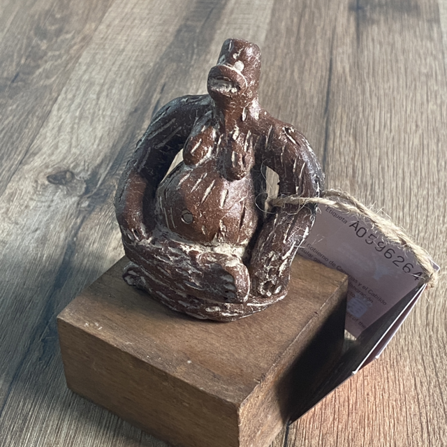 Ídolo aborigen sobre madera 