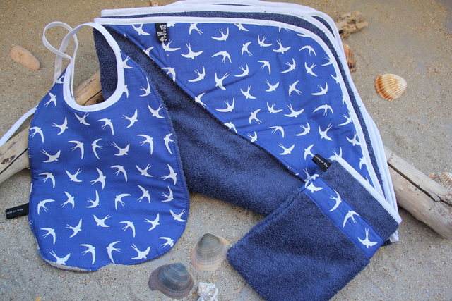 Cape de bain et bavoir bleu marine avec tissu alouettes