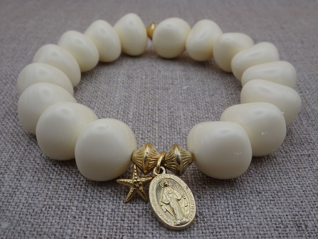 Bracelet perles rondes irrégulières Vierge Miraculeuse, crème