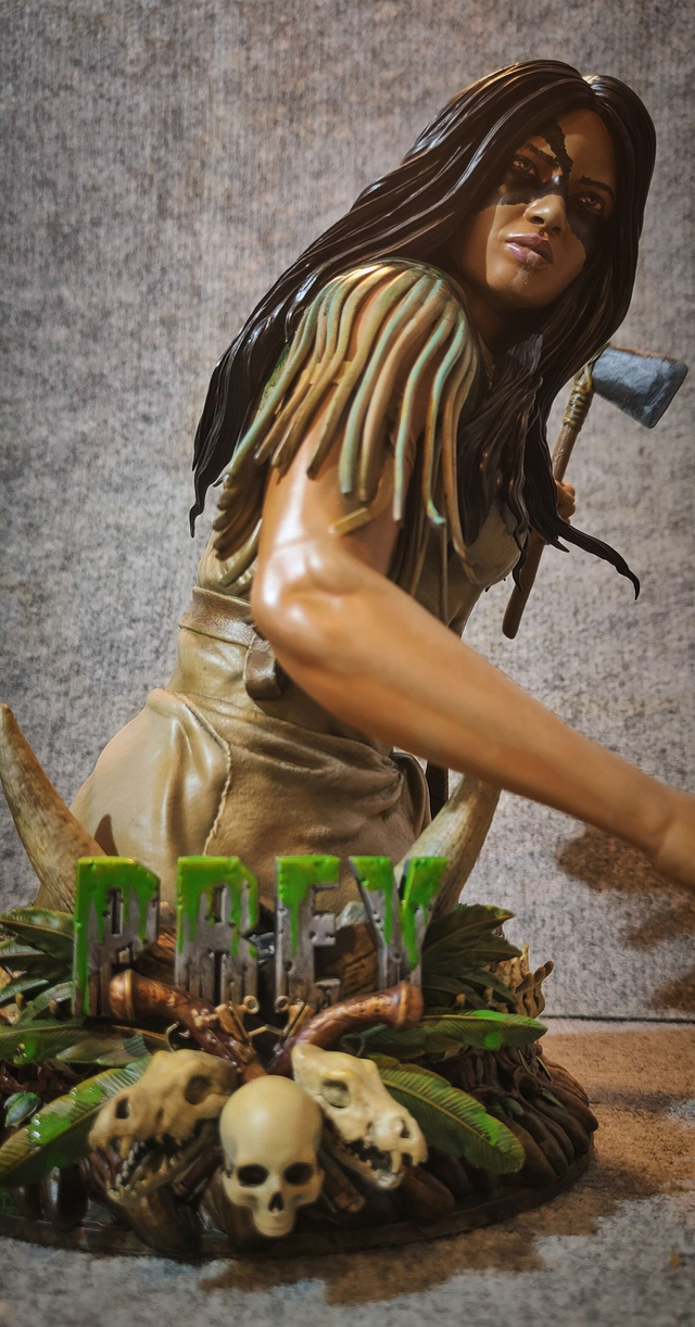 w Buste NARU film Prey (Predator)