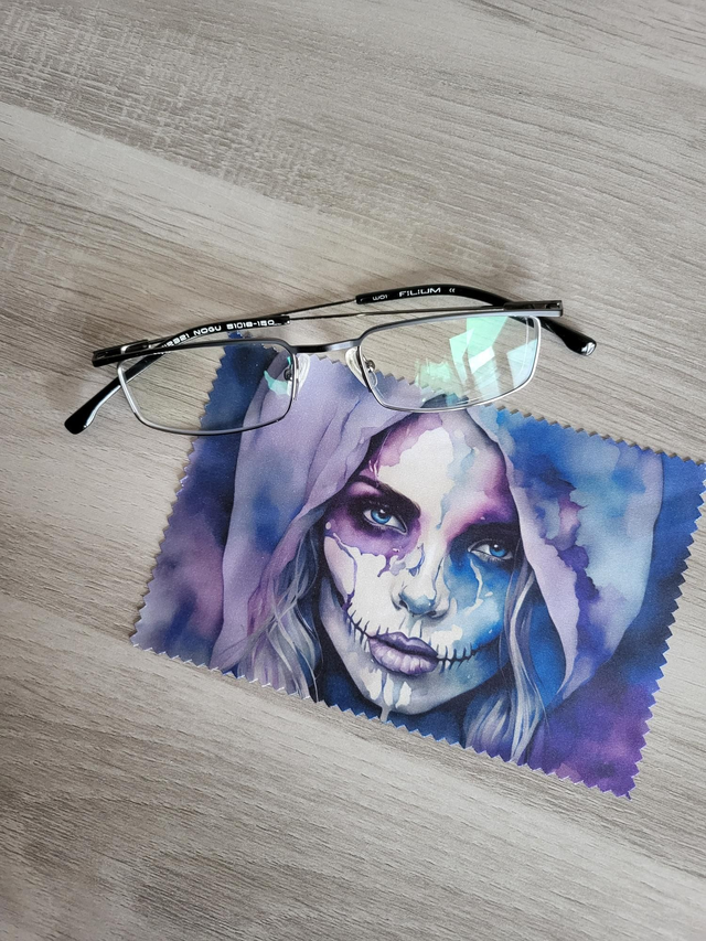 Essui lunettes regard hypnotique