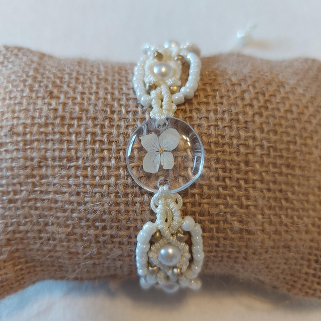 Bracelet "Annabelle" micro macramé blanc, perlé &amp; fleurs séchées 
