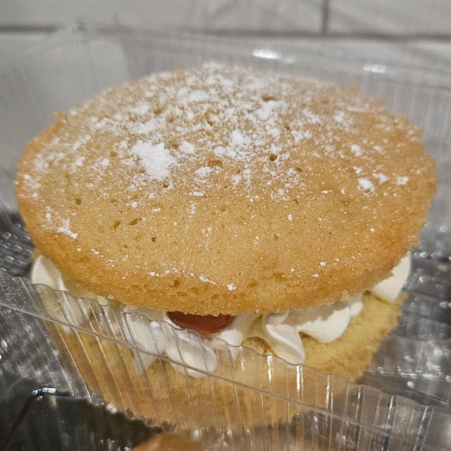 Victoria Sponge (Fresh Cream)