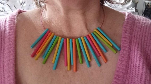 Collier en bois vernis et ses bougles d'oreilles colorés en bois