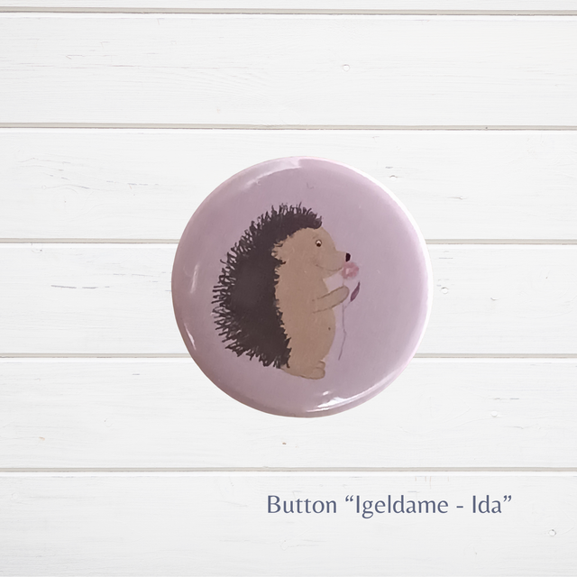 "Igeldame -Ida" - Button mit Magnet und Anstecknadel
