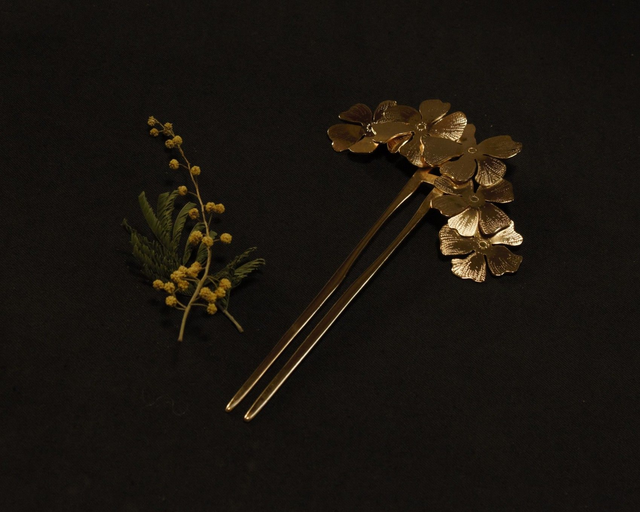 Pic à cheveux Hibiscus - Laiton ciselé doré