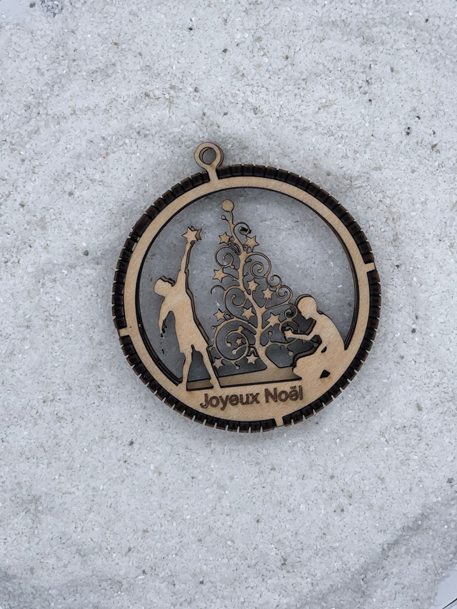 Boule de Noël en bois motif Enfants au pied du sapin.