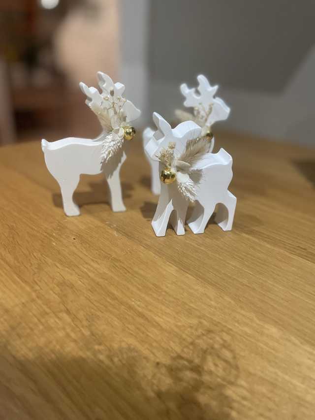 Rennes nordiques” – Décoration de Noël en jesmonite avec fleurs séchées 