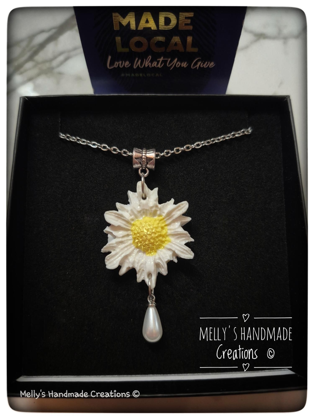 Daisy Flower with Faux Pearl Pendant 