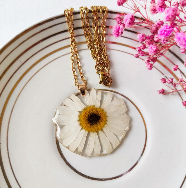Colgante de resina de margarita