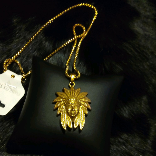 Pendentif tête d’indien et sa chaîne en acier inoxydable