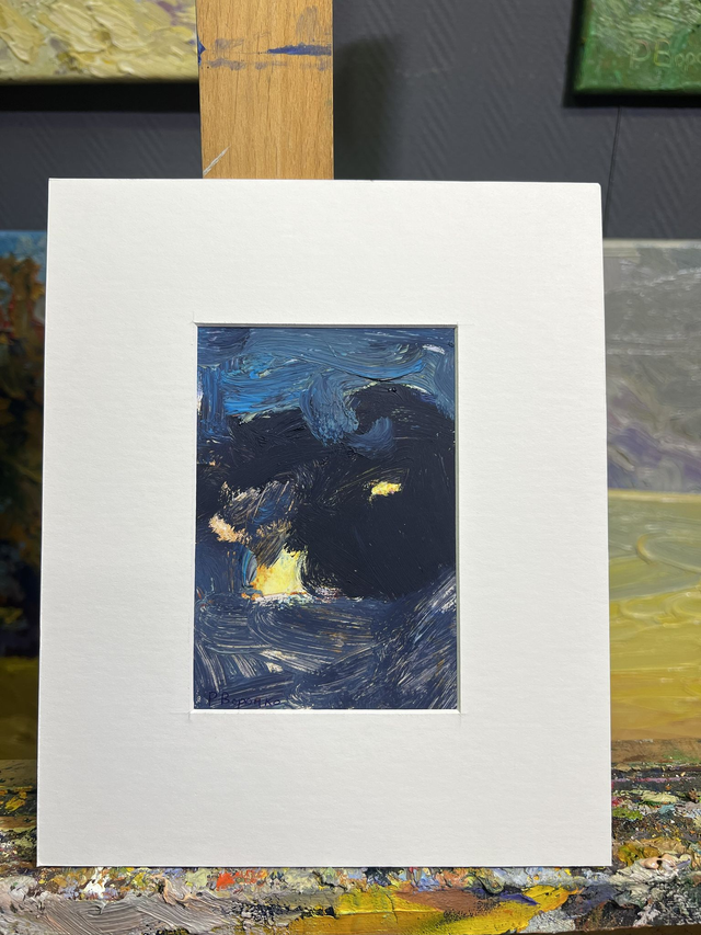 Fragment 810 „Licht im Sturm“ von Rostyslav Voronko, Öl auf Karton, 2024 – abstrakte Komposition mit Licht in dunklem Blau.