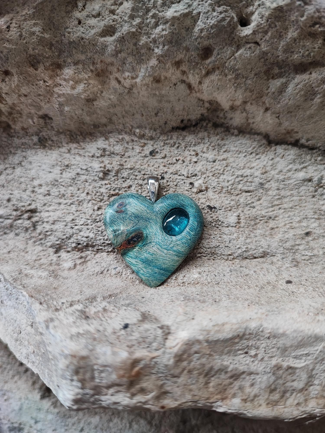 Pendentif Coeur en Bois de Loupe de Peuplier stabilisé bleu, Cyanite néon et Bélière Argent 