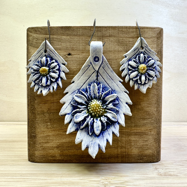 Daisy Necklace and Earrings 