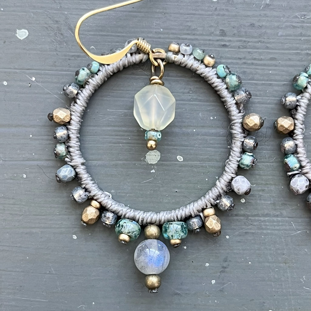 Boucles d&#039;oreille créoles grises en macramé et perles labradorites