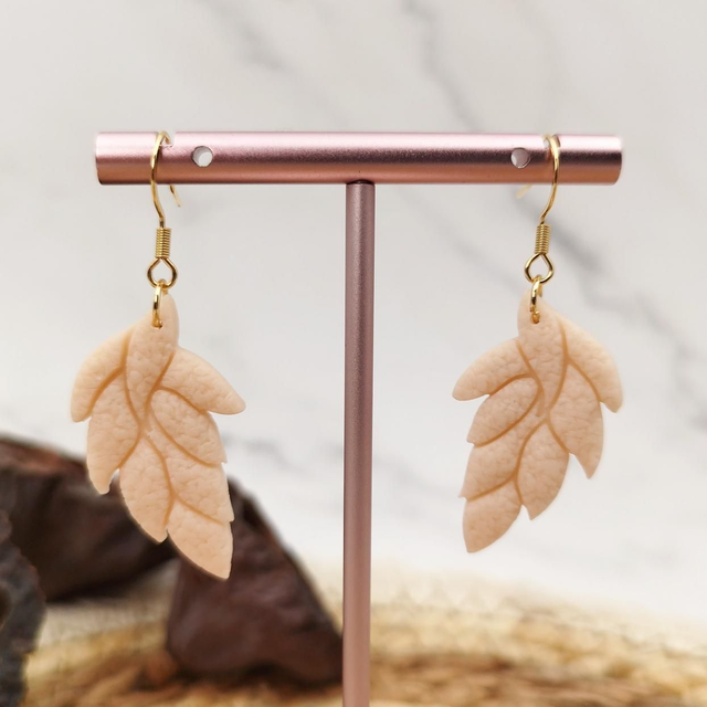 Boucles d&#039;oreilles Feuille &quot;Tiléa&quot; Crème