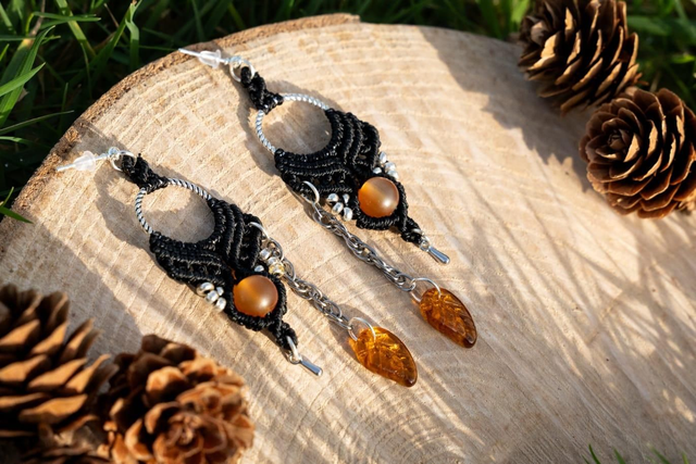 Boucles d&#039;oreilles en micro-macramé noir et perles Cornaline 