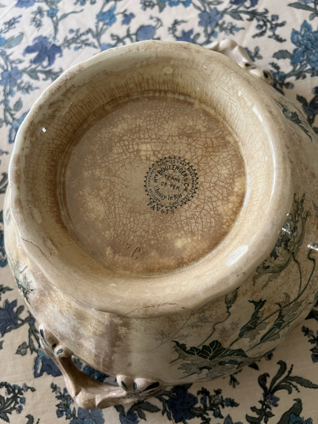 PAVOTS - La grande soupière modèle Pavots signée Choisy le Roi - Terre de Fer