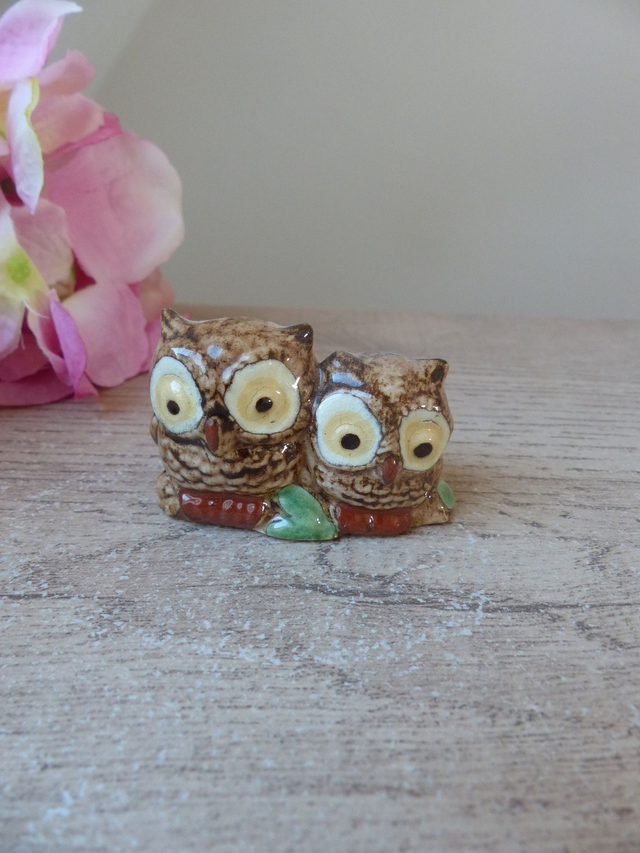 Figurine miniature couple chouettes poterie décor main, chouettes artisanales alsaciennes Poterie Soufflenheim, cadeau ami famille soutien