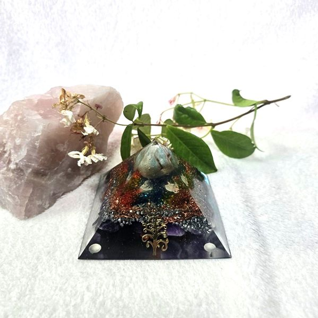 Orgonite pyramide arbre de vie   doré et amazonite