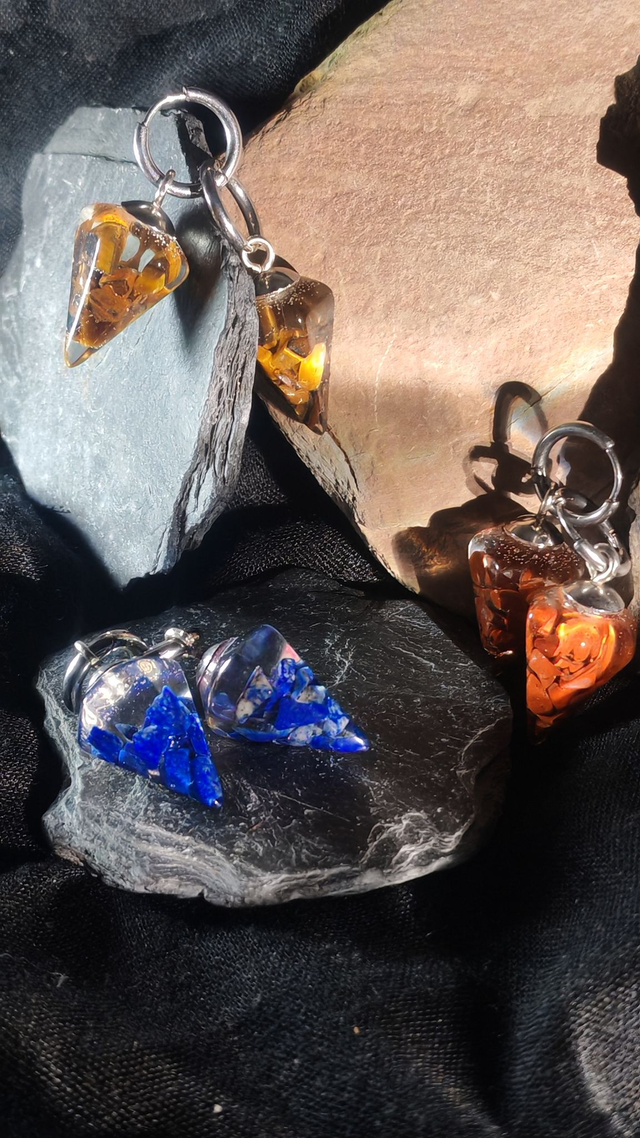 Boucles d'oreilles créoles pointes en résine