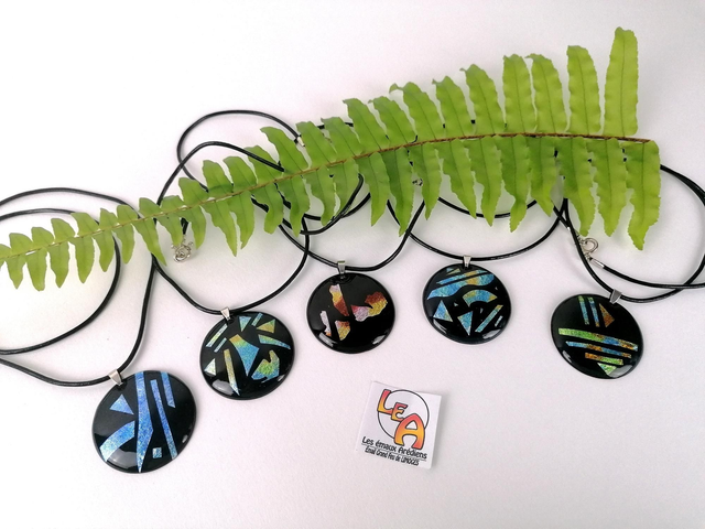 Pendentif en émail sur cuivre et sur feuilles d'argent. 