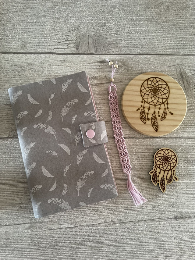 🌙Coffret Lecture "Secret de Lune" – Couvre-livre &amp; Accessoires – Motif Plumes blanches &amp; Attrape-rêves