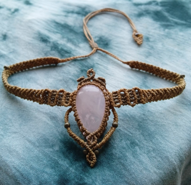 Giracollo regolabile con goccia di quarzo rosa in cabochon, incastonata in fili color marrone sfumato.