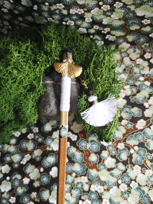 Bâton de cheveux - japonais - papier washi - bois bambou - fil -  feuille de ginkgo - feuille de dorure - perle - pierre de lave - pompon -  La&amp;Titia 