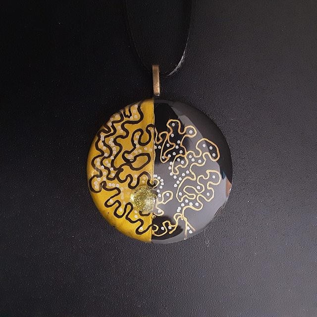 Pendentif rond collection Elegance-fond noir et or-cabochon or