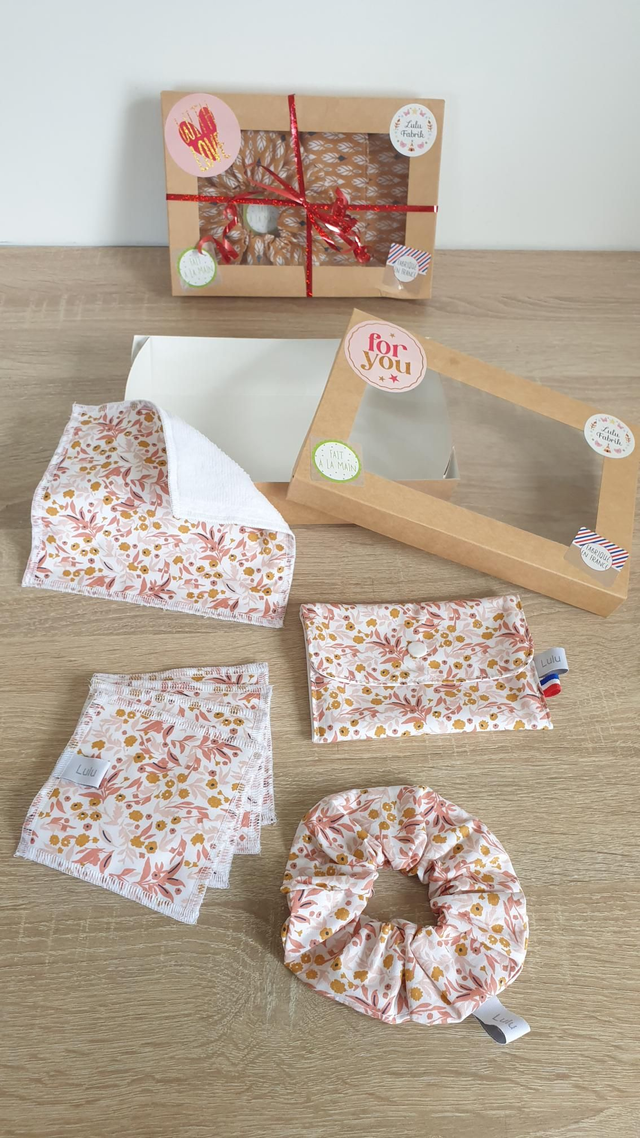 Coffret boîte rectangle 4 cotons + 1 serviette visage + 1 chouchou + 1 pochette imperméable rose doré