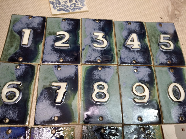 1 CHIFFRE -"BAS RELIEF" - Bleu Lagon - TYPO blanche - AVEC trous