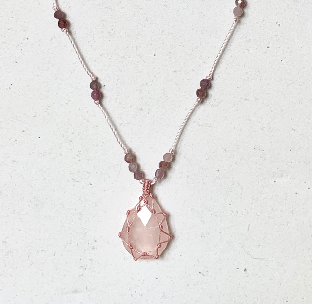 Collier macramé habillé d’un Quartz rose naturel et Tourmalines roses  (longueur réglable à plat 25-57cm)