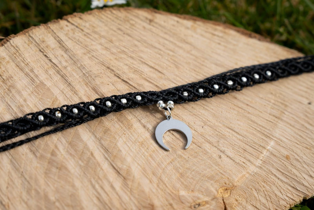 Ras de cou en micro-macramé noir et pendentif Lune argenté 