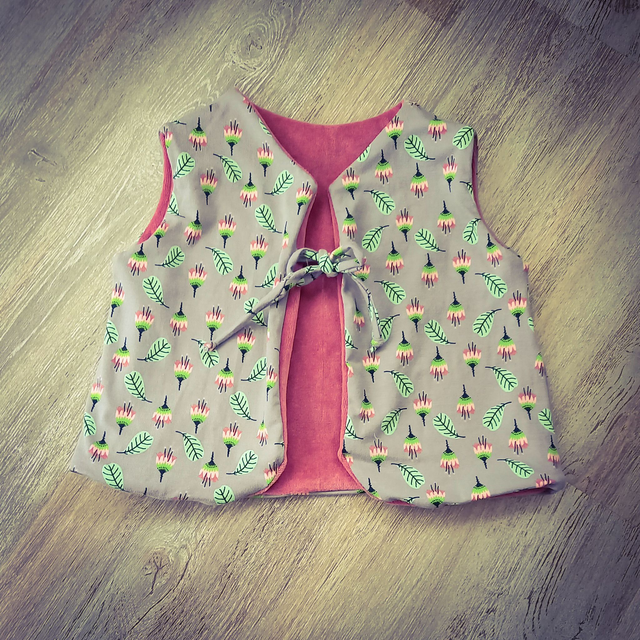 G*.   24 mois.   Gilet réversible FLOWER