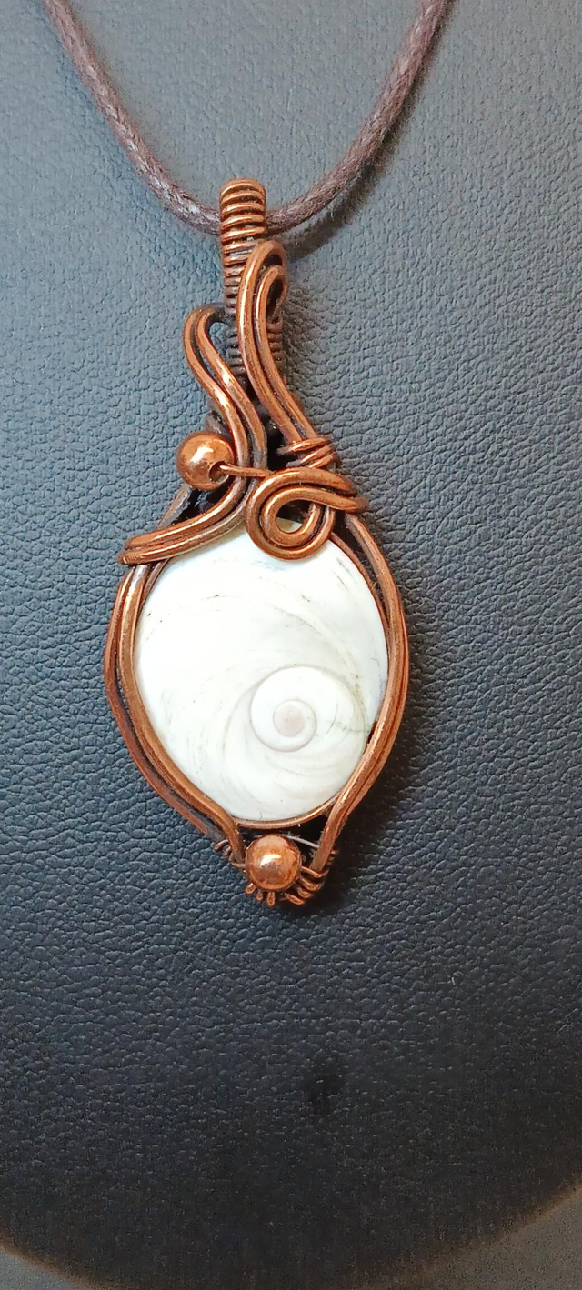 Pendentif cuivre et œil de st Lucie 