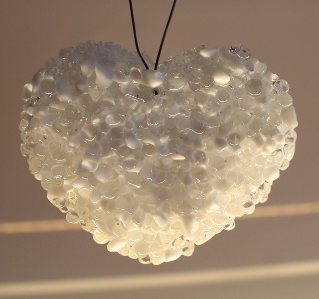 o7 Kristall-Herz mit weißen Akzenten /  3 x 6,5 x 8 cm / 195g