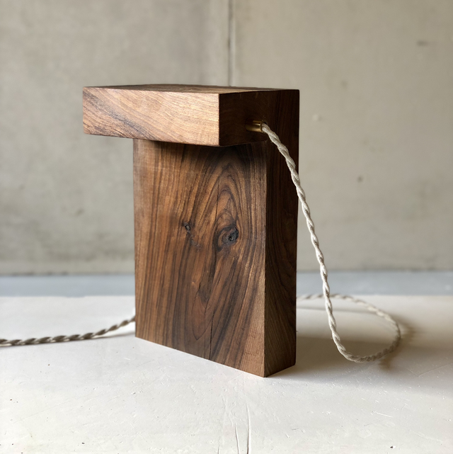 Lampe à poser en noyer