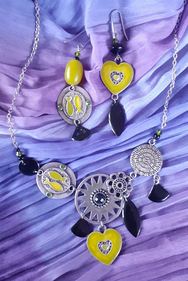 Parure Collier argent antique, noir et vert Boucles d'oreilles asymétriques assorties.