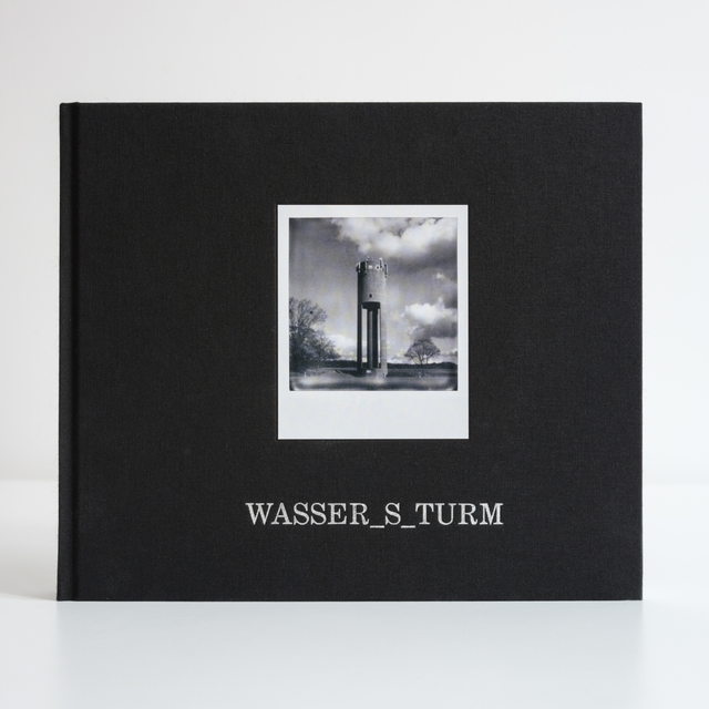 Un exemplaire du livre Wasser_s_Turm et un Polaroid original