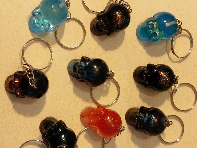 Porte clés tête de mort relief