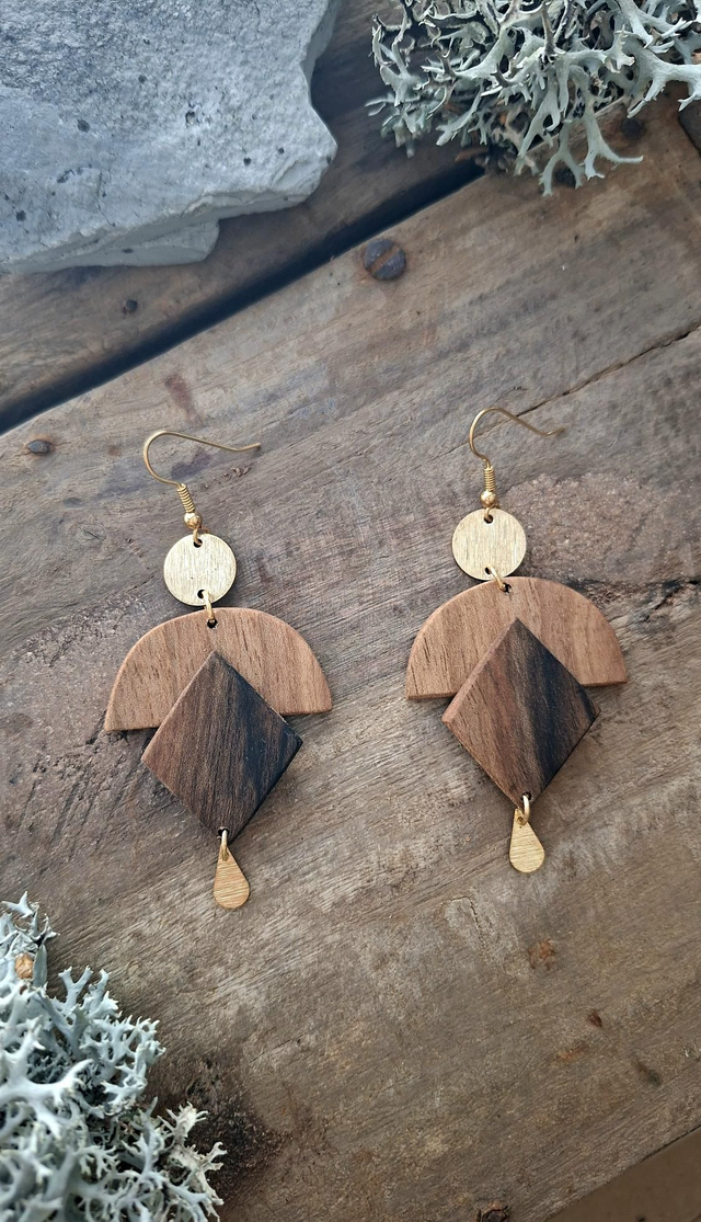 Holzohrringe in geometrischer Form